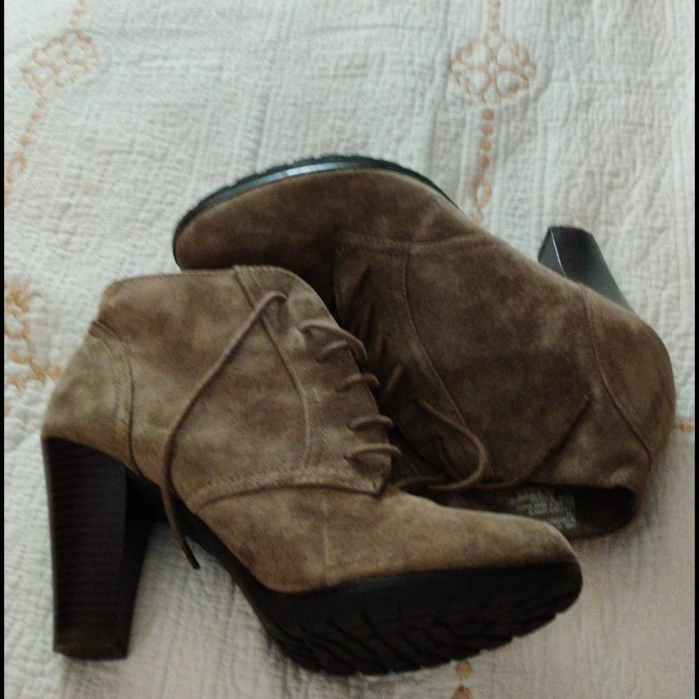 Shoes - Picture 2 of 3